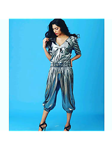 Dhvani Bhanushali Celebrity Style In Divine Performance Set India 2019 From Divine Performance Charmboard The cast of the much awaited film kalank including alia bhatt, varun dhawan, sonakshi sinha and aditya roy kapoor will be seen in the upcoming week.