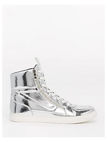 akshay kumar shoes company name