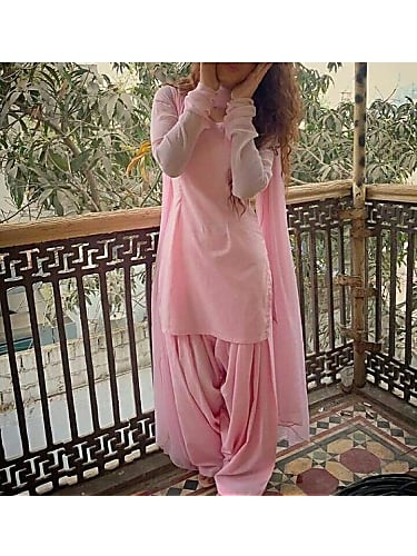 Sonam Bajwa In Pink Salwarsuit Outfit Celebrity Clothing Charmboard The traditional patiala suit from punjab is a very popular variety of the salwar kameez and is worn by women everywhere now, after it was popularized by bollywood. salwarsuit