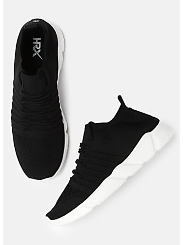 akshay kumar shoes company name