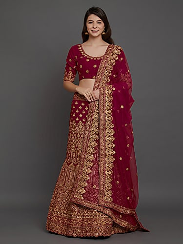 Alia Bhatt Celebrity Style In Commercial Manyavar 2019 From Commercial Charmboard She is seen in a gorgeous rani pink velvet lehenga with antiquated jaal. alia bhatt celebrity style in