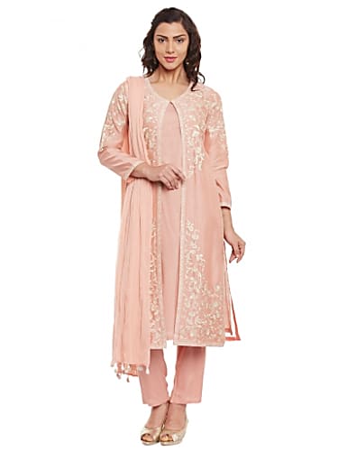 Rani Mukerji In Peach Blazer Outfit Celebrity Clothing Charmboard Last night, shah rukh khan shared a photograph with kajol and rani mukerji and another one which had sridevi, karisma kapoor and alia bhatt. blazer