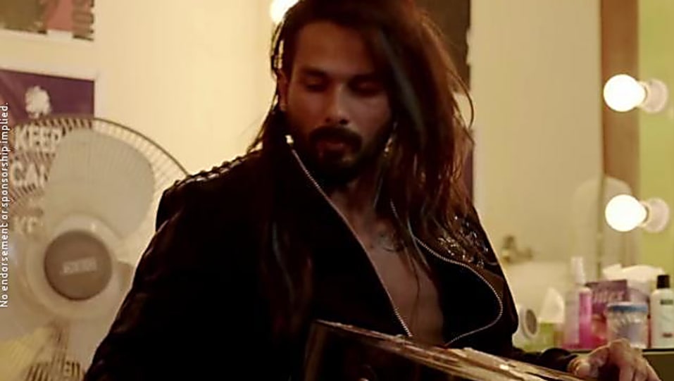 Shahid Kapoor Black Jacket And Grey Joggers Look Chitta Ve Style
