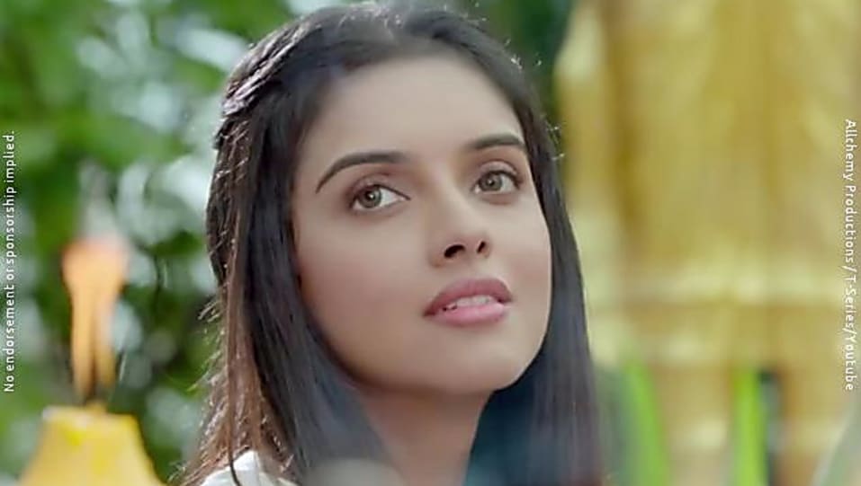 [Image: asin-thottumkal-in-baaton-ko-teri-all-is-well-2015.jpg]
