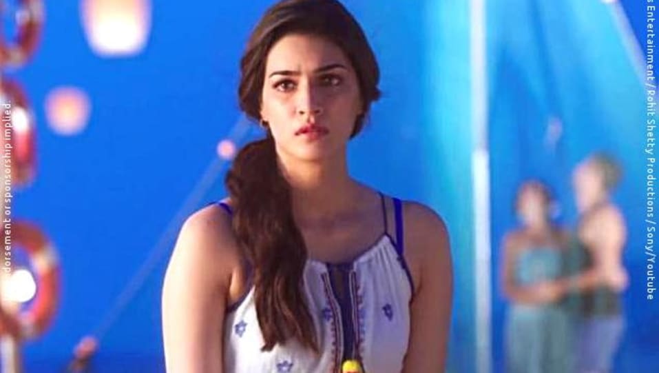 Kriti Sanon Celebrity Style In Daayre Dilwale 2015 From Daayre Charmboard The video featuring varun dhawan & kriti sanon is a complete entertainer with groovy beats by pritam. dress
