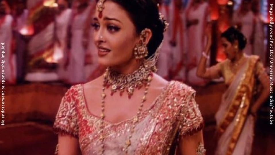Aishwarya Rai Bachchan Celebrity Style In Dola Re Dola Devdas 2002 From Dola Re Dola Charmboard Beautiful actress aishwarya rai born on november 1, 1973. saree