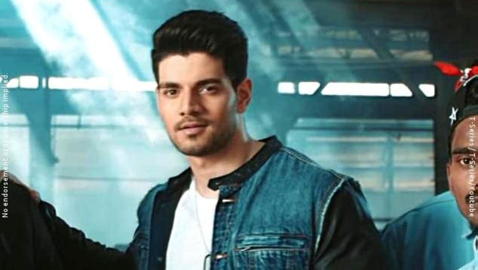 Sooraj Pancholi Celebrity Style In Gf Bf Single 2016 From Gf Bf Charmboard Ltd production, bhushan kumar's gf bf lyrical song starring jacqueline fernandez & sooraj. tees