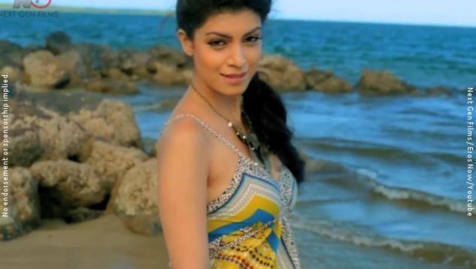 Tena Desae Celebrity Style In Mann Mera Table No 21 2013 From Mann Mera Charmboard 21 movie of life game of 21 crores paresh rawal son's ranging.