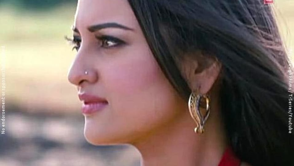 Sonakshi Sinha Celebrity Style In Yeh Jo Halki Halki Khumariya Son Of Sardaar 2016 From Yeh Jo Halki Halki Khumariya Charmboard Chulbul starts to see life more positively and also gets sensitized to the value of a family. saree