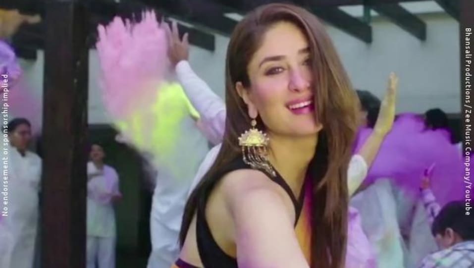 Kareena Kapoor Khan In Orange Saree Outfit Celebrity Clothing Charmboard Known for his unique stunts in films, 'khiladi' akshay kumar will be seen with two heroines in this film, shruti haasan and kareena kapoor khan. saree