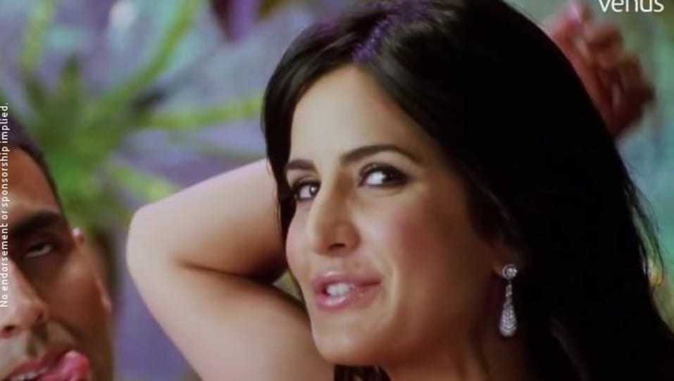 Katrina Kaif Celebrity Style In Baamulaiza De Dana Dan 2009 From Baamulaiza Charmboard This movie it was a full house in the theatre and i could not get a ticket and instead i watched kurbaan but since de dana dan had a full house it increased my expectations for the movie and then when i went to see it the next week.disappointment. dress