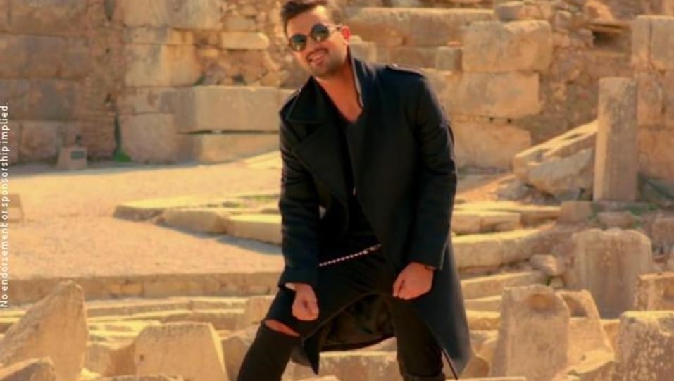 Atif Aslam Celebrity Style In Pehli Dafa Single 2017 From Pehli Dafa Charmboard Her red, sequined saree glistening in the spotlight :') it was such a beautiful moment. tees