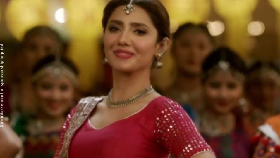Celebrity Makeup Of Mahira Khan From Udi Udi Jaye Raees 2017 Charmboard Udi udi jaye raees shah rukh movie raees songs best of shah rukh. lehengacholi