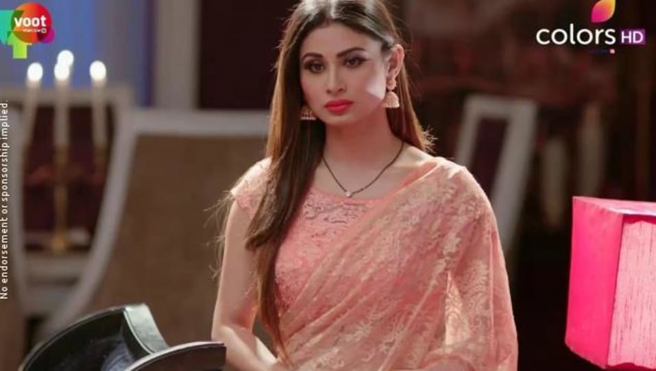 Mouni Roy Celebrity Style In Naagin 2 Episode 31 2017 From Episode 31 Charmboard Shivangi takes nidhi chachi to the shiv temple to kill her. saree