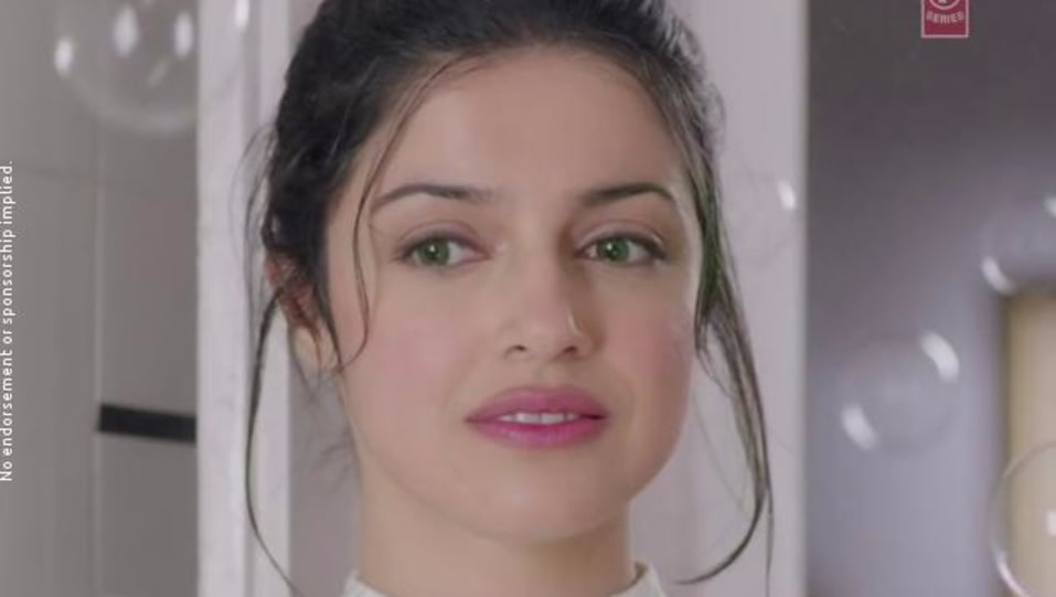 Divya Khosla Kumar Celebrity Style In Kabhi Yaadon Mein Single 2017 From Kabhi Yaadon Mein Charmboard A popular song from abhijeet's private album tere bina (2003), which is recreated with some new lines and a lovely music video. dress
