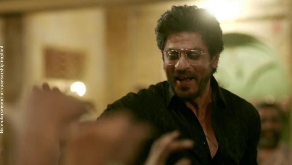 Shah Rukh Khan Celebrity Style In Dhingana Raees 2017 From Dhingana Charmboard He married gauri khan on 25 october 1991. kurtapyjamaset