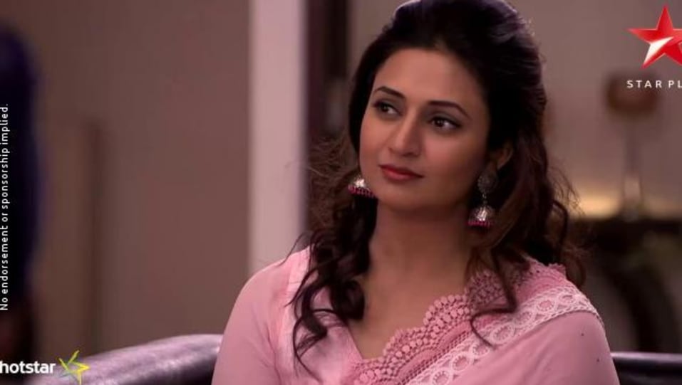Divyanka Tripathi Celebrity Style In Ye Hai Mohabbatein Episode 1087 2017 From Episode 1087 Charmboard Aly goni pemeran romi bhalla di serial yeh hai mohabbatein (antv) dikenal flamboyan dan dikelilingi banyak wanita cantik. saree