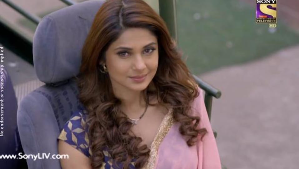 Jennifer Winget Celebrity Style In Beyhadh Episode 105 2017 From Episode 105 Charmboard Father jennifer is a christian maharathi jennifer winget is an indian television actress known for her portrayal of kumud desai in saraswatichandra, maya mehrotra in beyhadh. saree