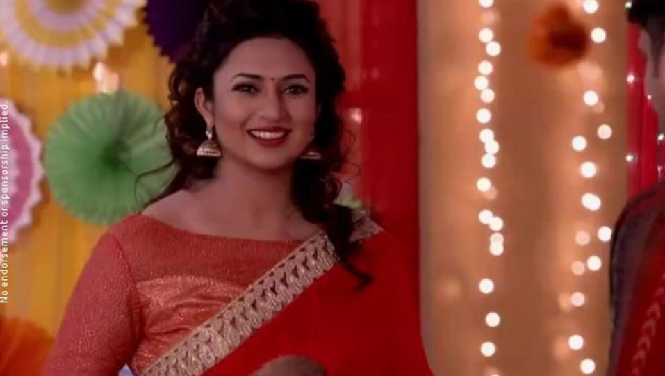 Divyanka Tripathi Celebrity Style In Ye Hai Mohabbatein Episode 1096 2017 From Episode 1096 Charmboard Divyanka tripathi, the reigning queen of indian television, began her acting career as a participant on talent hunt show, india's best cinestars ki divyanka tripathi looks beautiful in a traditional wear. saree