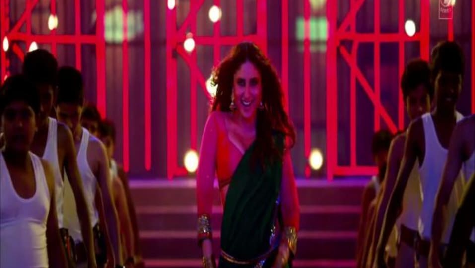 Kareena Kapoor Khan In Green Saree Outfit Celebrity Clothing Charmboard Kareena kapoor wear a trending black sleeveless blouse and white blue mixed color saree on the occasion of music launch of the movie lekar hum deewana dil. saree