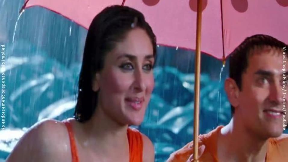 Kareena Kapoor Khan Celebrity Style In Zoobi Doobi 3 Idiots 2009 From Zoobi Doobi Charmboard #bollywood #aamir #kareena #zoobi #3idiots. saree