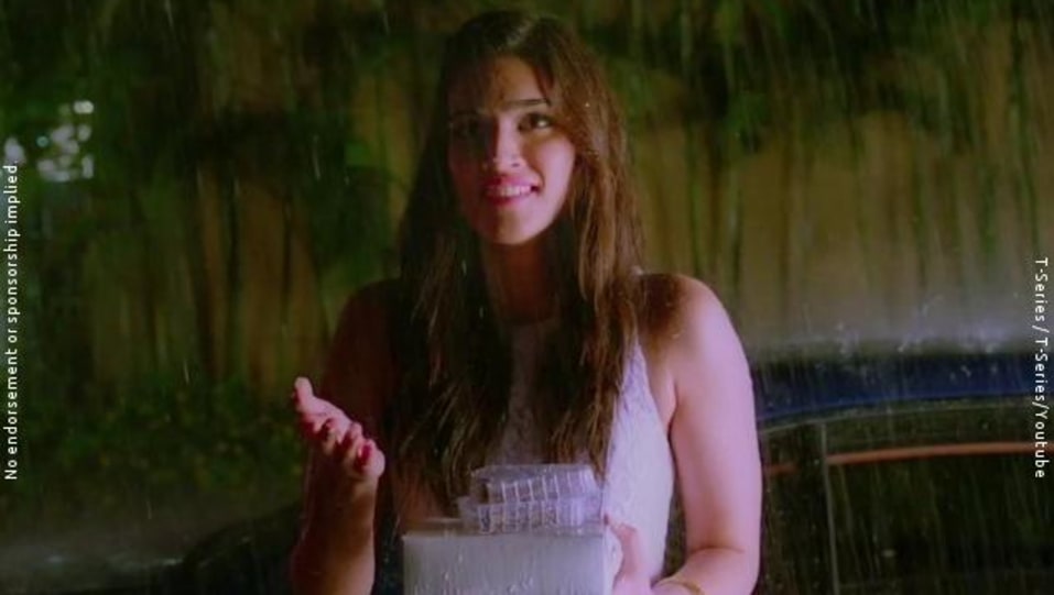 Kriti Sanon In Blue Dress Outfit Celebrity Clothing Charmboard Chal wahan jaate hain trailer ( 1 ).