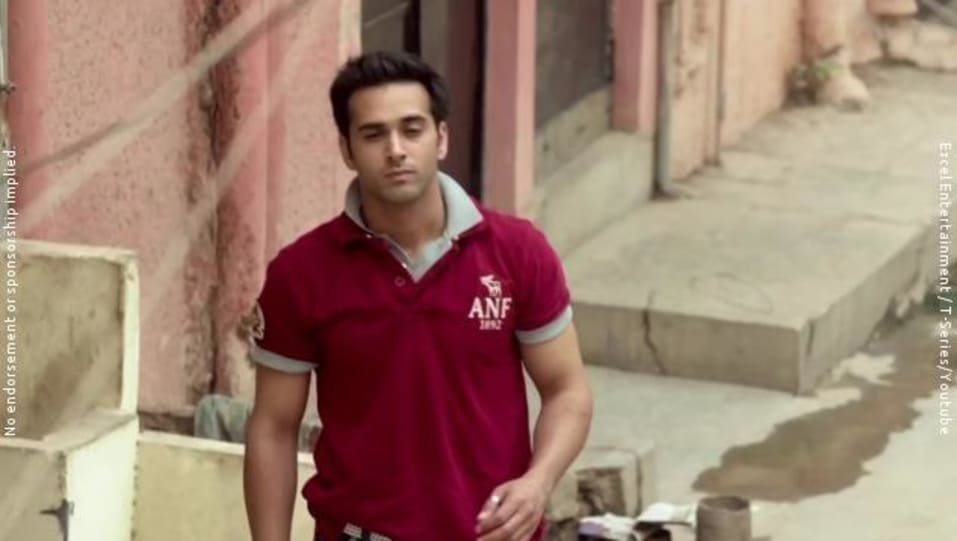 Pulkit Samrat Celebrity Style In Ambarsariya Fukrey 2013 From Ambarsariya Charmboard In the key of em, ambarsariya uses quite a few major7 chords which might need some practice if you have not been playing them regularly. casualshirts