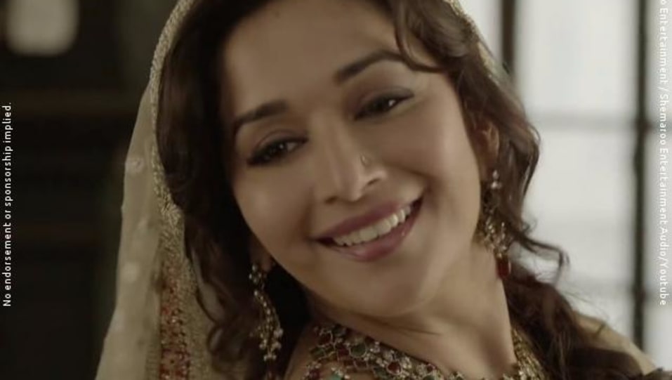 Madhuri Dixit Celebrity Style In Jagaave Saari Raina Dedh Ishqiya 2014 From Jagaave Saari Raina Charmboard In dedh ishqiya it is pretty straightforward that babban and khalu will get munniya and begum para respectively. charmboard