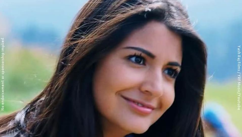 Anushka Sharma Celebrity Style In Jiya Re Jab Tak Hai Jaan 2012 From Jiya Re Charmboard Samar မျက်နှာ စူပုတ်ပုတ်နဲ့ ရဲ့ရင်တဲ့ ဗုံးရှင်းသမား၊ ဗုံးတစ်လုံး. blouse