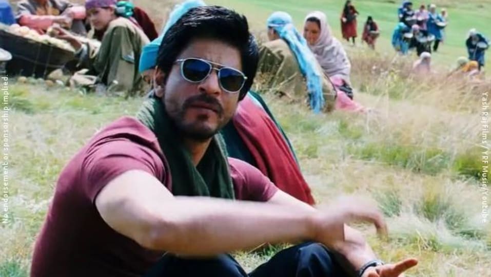 Shah Rukh Khan Celebrity Style In Jiya Re Jab Tak Hai Jaan 2012 From Jiya Re Charmboard Efsanevi ve unutulmaz yönetmen yash chopra'nın büyüleyici özelliği ve çağdaşlığıyla gerçek aşk üzerine uzlaşmaz bir film.iyi seyirler, jetfilmizle.org. tees