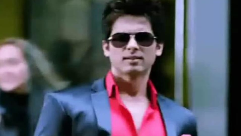 Shahid Kapoor Celebrity Style In Fakeera Badmaash Company 2010 From Fakeera Charmboard Badmaash company movie reviews & metacritic score: formalshirts