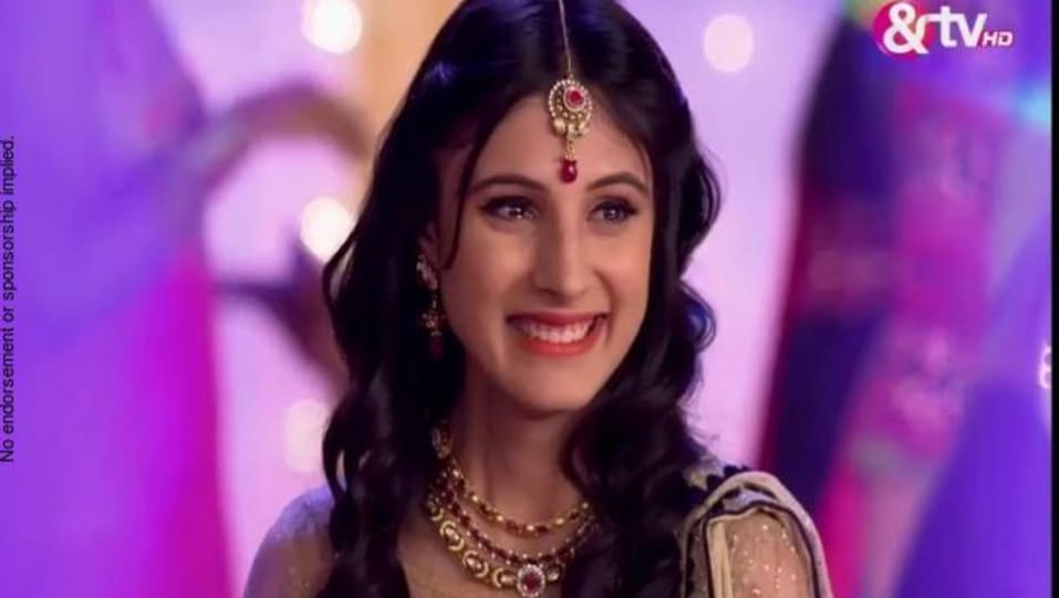 Saanvi Talwar Celebrity Fashion Footwear In Outfit Name Charmboard All is not well between karan kundra and saanvi talwar — the lead couple of 'yeh kahan aa gaye hum'. dupatta