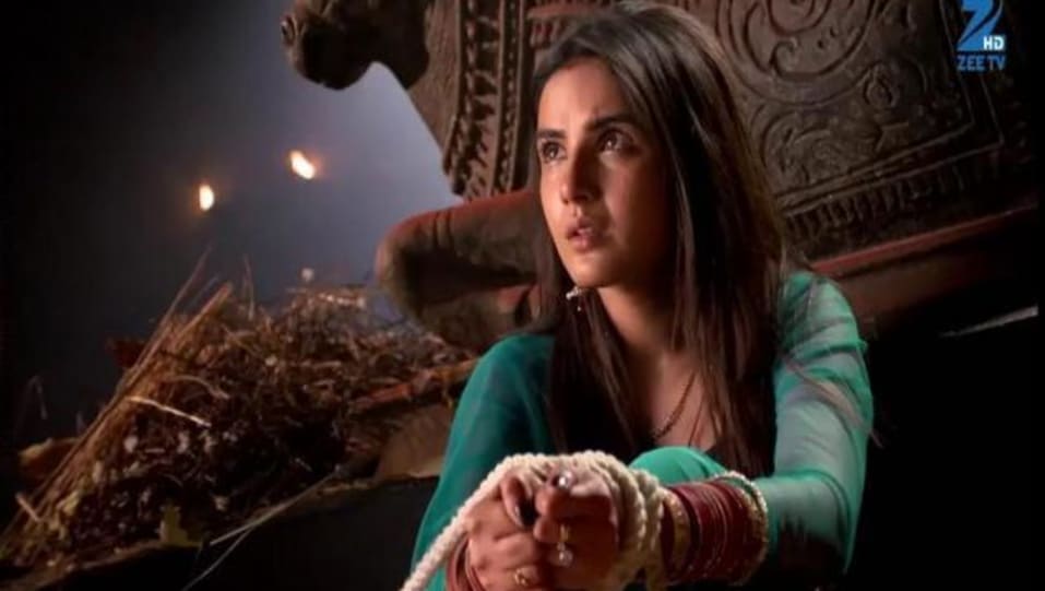 Jasmin Bhasin Celebrity Style In Jamai Raja Episode 372 2016 From Episode 372 Charmboard She worked in american express as a marketing intern after completing her graduation. charmboard