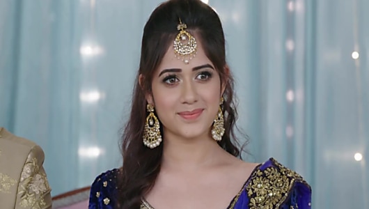 Get Jannat Zubair Rahmani Puffy Long Wavy Hairstyle In Aap Ke Aa