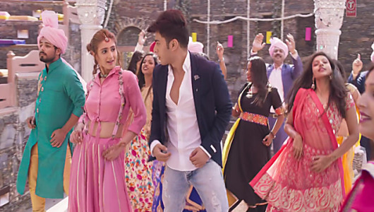 Dhvani Bhanushali Celebrity Style In Leja Re Single 2018 From Leja Re Charmboard Raati raati main bheegun saath mein tu aisi mulaqat de ja, mulaqat de ja. tops