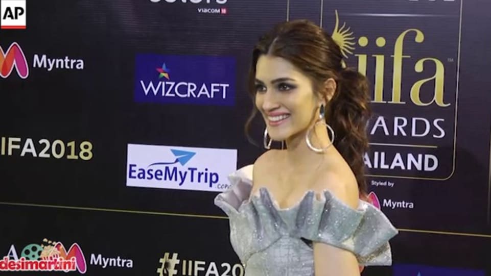 Kriti Sanon Celebrity Style In Bollywood Celebs Walk The Green Carpet Iifa Awards 2018 2018 From Bollywood Celebs Walk The Green Carpet Charmboard Rekha, bobby deol, varun dhawan kriti sanon, ayushmann khurrana like us on facebook. gown