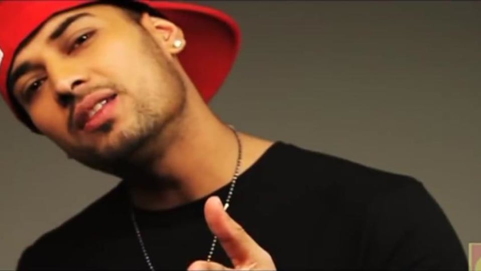 Social Buzz Garry Sandhu Latest News Images Updates Posts Sahan To Pyariya Fresh 2011 Charmboard Garry sandhu with his dog. charmboard