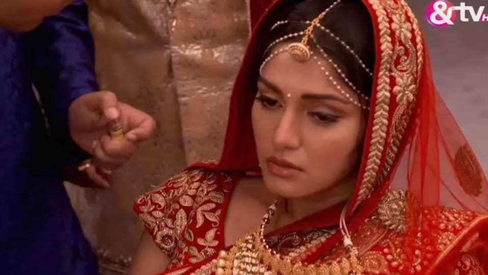 Sonali Nikam Jewellery Accessories From Ek Vivah Aisa Bhi Episode 93 2017 Celebrity Jewellery Charmboard Sonali nikam plays the role of kavita in sony' godh bharai,which is very much unlike her debut one of mallika (aditya's girlfriend in hum donon hain. charmboard