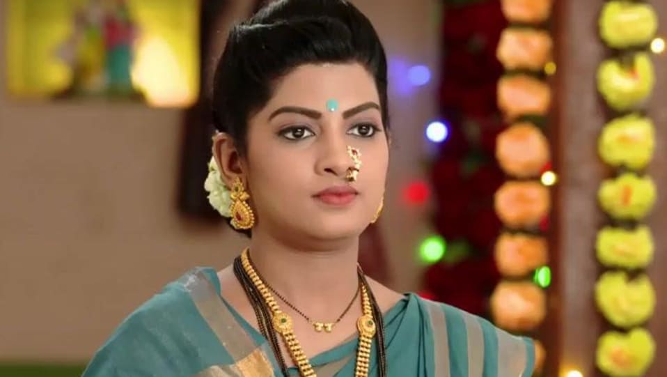 Dhanashri Kadgaonkar Jewellery Accessories From Tuzhat Jeev Rangala Episode 337 2017 Celebrity Jewellery Charmboard तुझ्यात जीव रंगला मालिकेमधील कलाकार खऱ्या फैमिली सोबत | tuzhat jeev rangala all cast in real life. charmboard