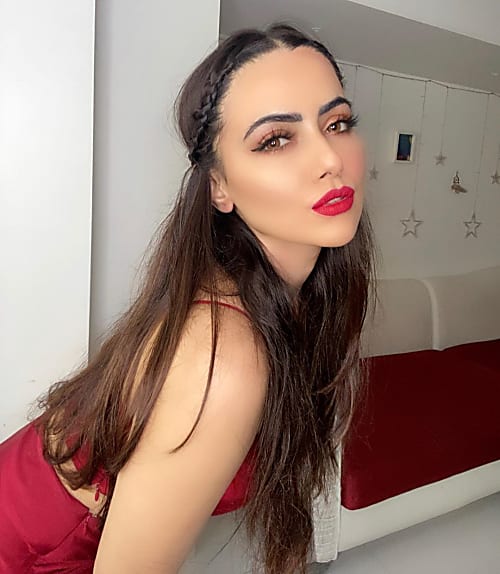 Sana Khan Oozes Glamour With Her Bold Makeup Sana was last seen in the movie wajah tum ho and now she is all set to launch her own face spa. sana khan oozes glamour with her bold