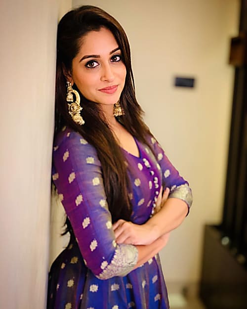 Dipika Kakar Weaves Magic With Her Glamorous Traditional Attire The salwar kameez is a traditional dress style popular in southeast asia, but the term is very broad and actually applies to a wide range of varying clothing styles from multiple countries. dipika kakar weaves magic with her