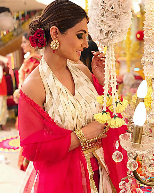 Hina Khan S Desi Smokey Eye Makeup Is A Perfect Wedding Look Inspo Hina khan is an actress. hina khan s desi smokey eye makeup is a