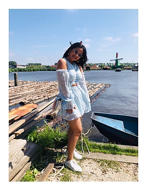 Meera Deosthale S Amsterdam Vacay Она родилась в австралии, корни британские и итальянские, обладает выдающимися формами, термин «плюс сайз» презирает.