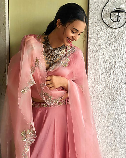 Anjali Barot Aka Jyoti Mehta Of Scam 1992 Is Quite A Stunner Shreya dhanwanthary, pratik gandhi, anjali barot, hemant kher, чираг вохра, jay upadhyay, jai mehta, шариб хашми, k.k.raina, анант нараян махадеван. anjali barot aka jyoti mehta of scam